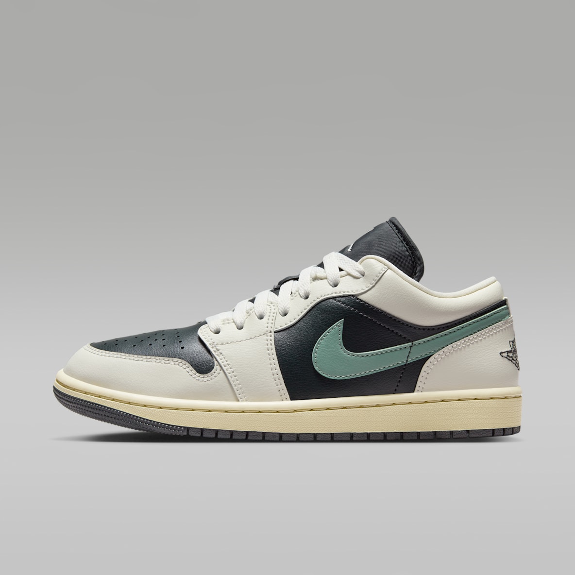 Jordan 1 Low. Nike CA
